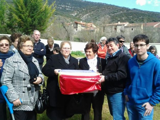 Recogiendo los restos del tío Manuel en Valdenoceda, para llevarle a Membrilla (Ciudad Real)