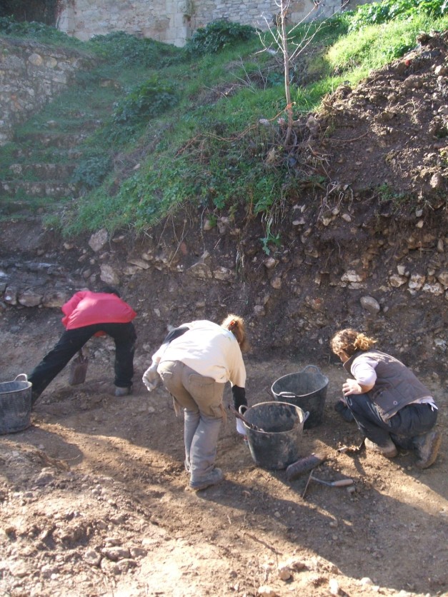 Antropólogos trabajando en la exhumación. 