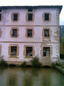 Edificio de la antigua cárcel. Por debajo, el canal del Ebro