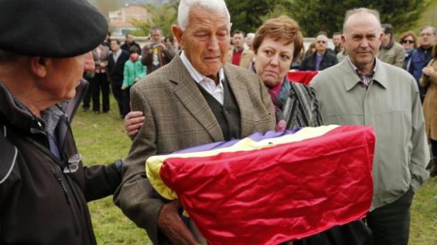 Rafael Bellido recoge los restos de su tío Vicente