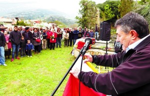 Pepe González se dirige a  los asistentes, amigos y familias reunidos el 12 de abril en Valdenoceda