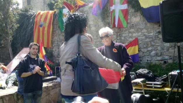 Hilda Farfante entrega los restos de Adolfo Pérez a su familia. Foto: Diego